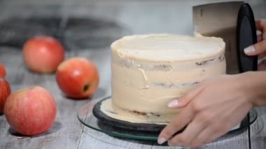 Lezzetli bir pasta krema ile dekorasyon Şef. Karamelli elma pasta yapma.