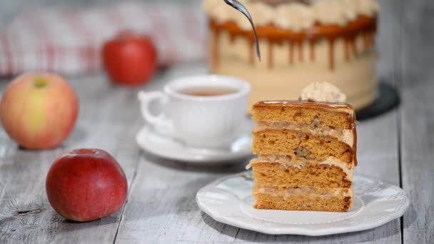 Potongan Caramel Apple Cake dengan rempah-rempah, kayu manis, karamel krem dalam gaya musim gugur . — Stok Video
