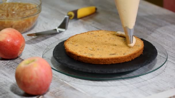 Fazer Bolo Maçã Caramelo Cozinha Chef Decoração Com Saco Pastelaria — Vídeo de Stock