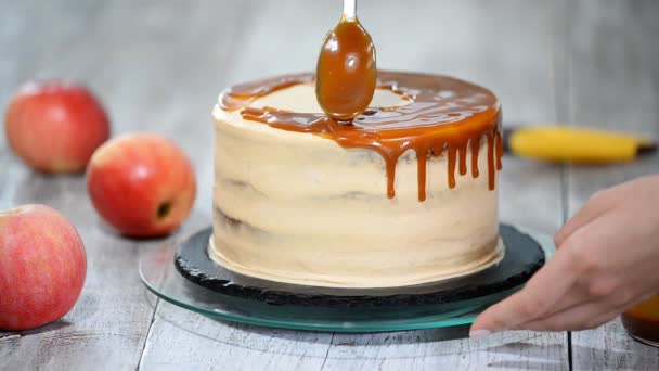 Heerlijke appel cake versieren met zelfgemaakte karamelsaus. — Stockvideo
