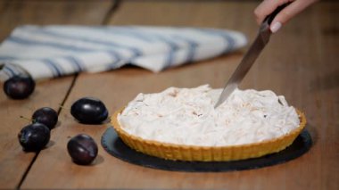 Erik ile beze pasta. Kesme parça kuru üzümlü kek beze ile.