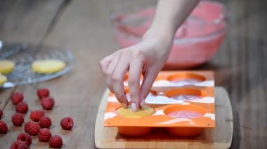 Lezzetli mousse kek hazırlanması. Fransız mousse kek ayna sır ile. Modern Avrupa tatlı