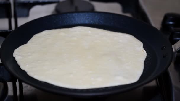 Tortilla białe gotowane i odbity w gorącej patelni Pan — Wideo stockowe