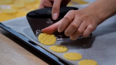 Kurabiye pişirme için hazırlanıyor. Mutfakta çalışan işlemi