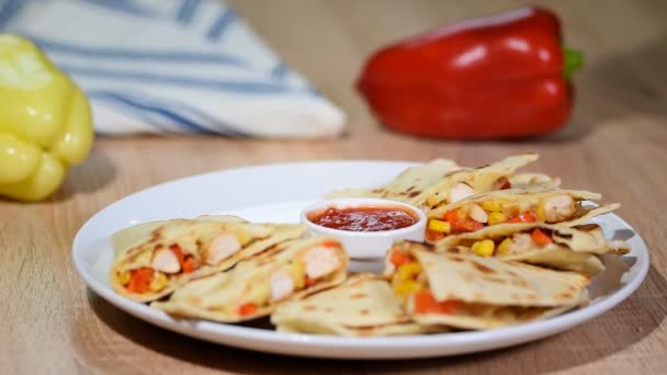 Mexicaanse quesadilla met kip, tomaat, mais en kaas. — Stockvideo
