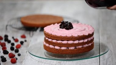 Çilek ile çikolatalı kek yapmaya hazırlanıyor. Kadının el süslemeleri pasta.