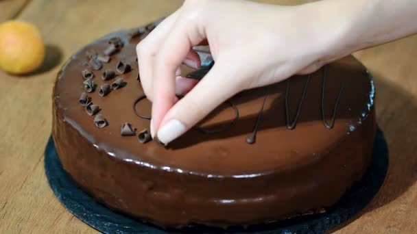 Chokladkaka Sacher på ett träbord. — Stockvideo