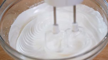 kırbaçlanan yumurta akı beze.