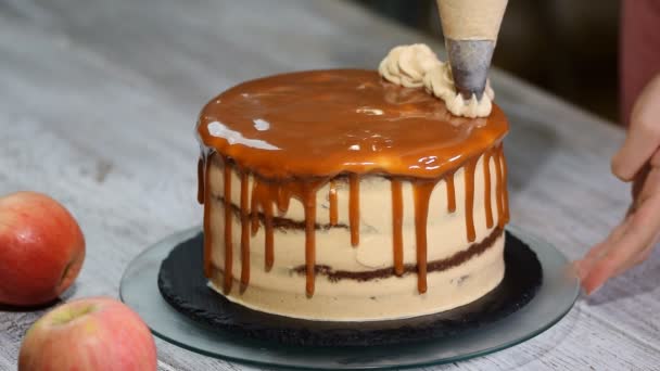 Gros plan de femme décorant gâteau. Faire gâteau aux pommes au caramel . — Video