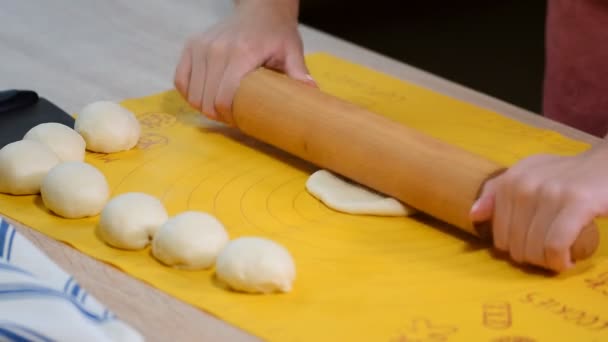 Frau rollt den Teig auf dem Tisch aus. Schritt für Schritt Rezept von hausgemachten Tortillas. — Stockvideo