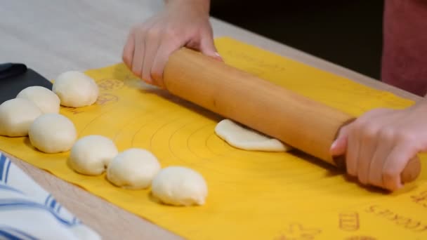 Vrouw rol het deeg op de tabel. Stap voor stap recept voor zelfgemaakte tortilla 's. — Stockvideo