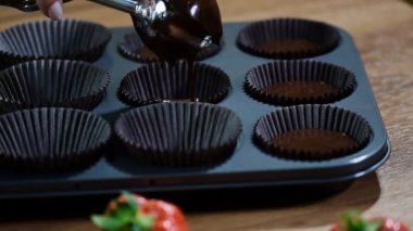 Kek hamuru kek tepsisini pişirme içine dökme.