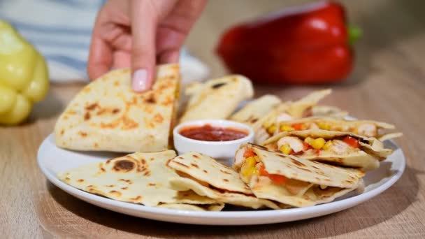 Mexikanska quesadilla med kyckling, tomat, majs och ost. — Stockvideo