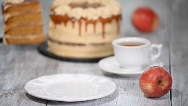 Pedaço de bolo de maçã de caramelo com especiarias, canela, caramelo cremoso no estilo outono . — Vídeo de Stock