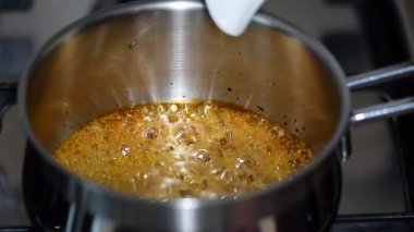Karamel sos yemek. Kırbaçlanan krem karamel içinde dökme.