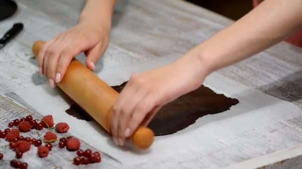 ケーキの生地を伸ばします。チョコレートの層のケーキを作る. — ストック動画