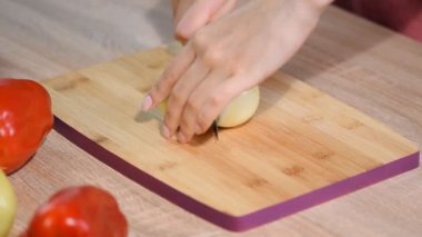 Kadın beyaz soğan bıçak ile kesme.