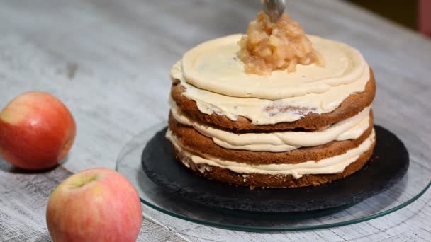 A fazer bolo de maçãs de caramelo. Processo de cozedura . — Vídeo de Stock