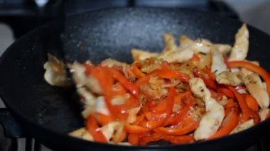 Pişirme sebze ve tavada tavuk göğsü fileto