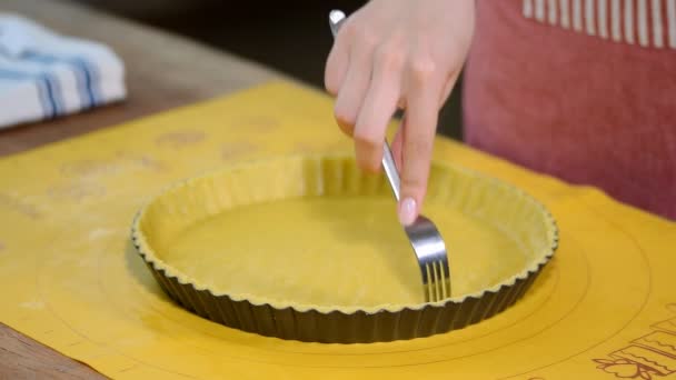 Sticka över basen av pajskalet med en gaffel. Att göra äppelpaj syrlig serien. — Stockvideo