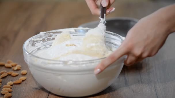 Mélange d'ingrédients pour faire la pâte à gâteau . — Video