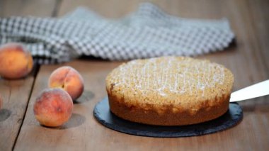 Şeftalili kek pasta bir parça kesme