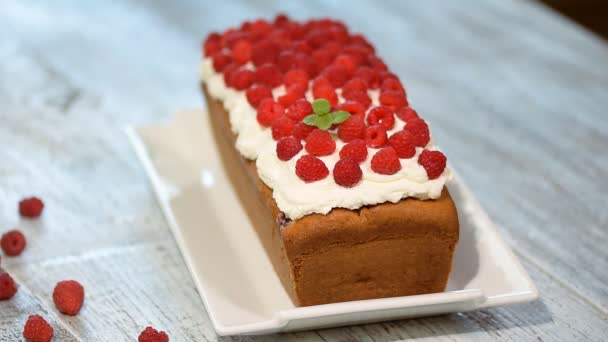 Cake with raspberries and mint leaves — Stock Video