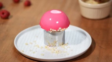 Pembe ayna sır ile Fransız ahududu mousse kek. Fındıklı kek süslemeleri