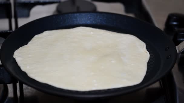 Bílé Tortilla, vaření na pánvi. — Stock video