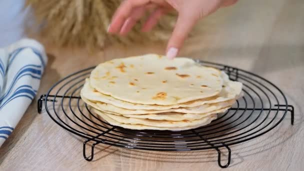 Stack av hembakade tortillas — Stockvideo
