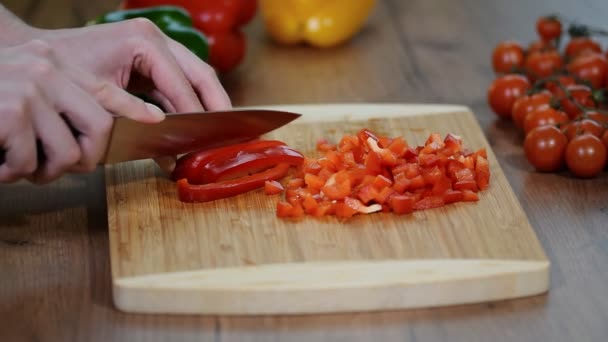 Cortando pimiento morrón. Preparación de tortilla con pollo y pimiento — Vídeos de Stock