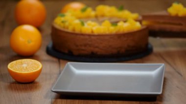 Bir parça çikolata-turuncu mousse kek.