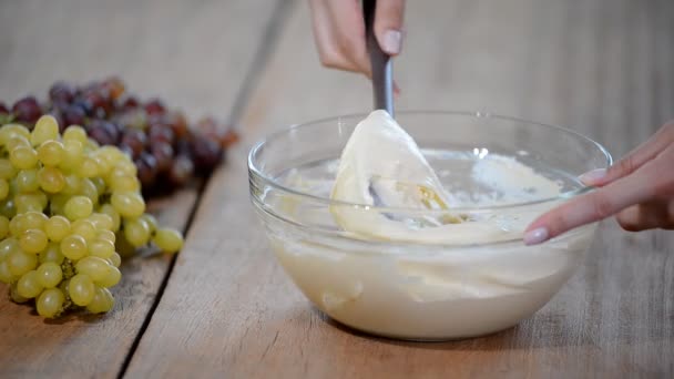 Teig, der mit dem Spachtel gerührt wird. Kuchenteig rühren — Stockvideo