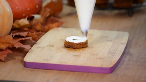 Pastelero relleno mini pastel con crema. Hacer mini pasteles de calabaza — Vídeos de Stock