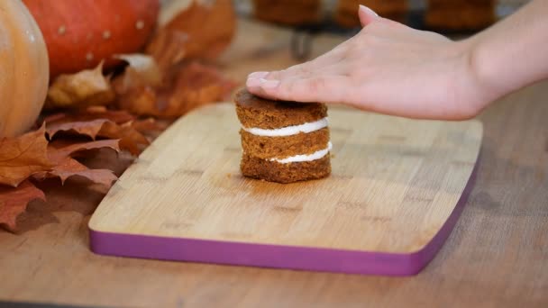 Pastelero relleno mini pastel con crema. Hacer mini pasteles de calabaza . — Vídeos de Stock