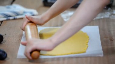 Shortcrust böreği hamur rulo. Erik pasta yapma.