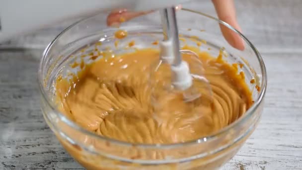 Battre avec une crème au caramel mélangeur . — Video