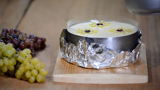 Verter gelatina en el pastel. Hacer tarta de mousse con uvas. Proceso de cocción . — Vídeo de stock