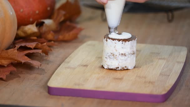 Chef pâtissier remplissage mini gâteau avec de la crème. Faire des mini gâteaux à la citrouille . — Video