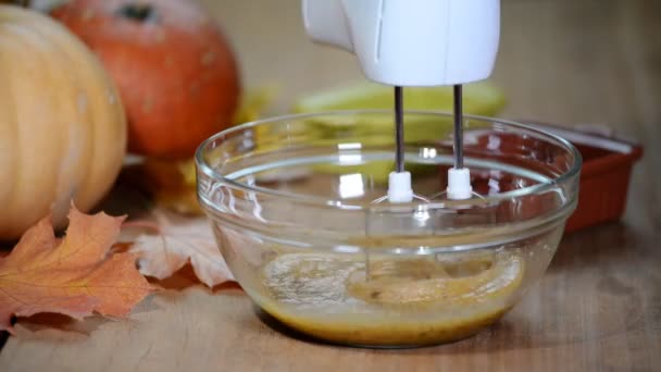 Battre des œufs. Faire gâteau de couche de citrouille . — Video