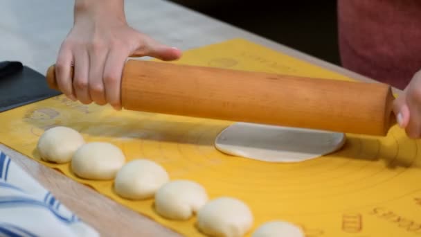 La mujer extiende la masa sobre la mesa. Receta paso a paso de tortillas caseras . — Vídeos de Stock