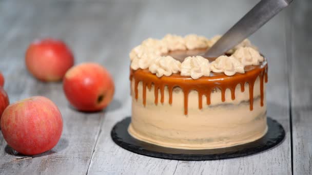 Cortar um pedaço de caramelo Bolo de maçã . — Vídeo de Stock