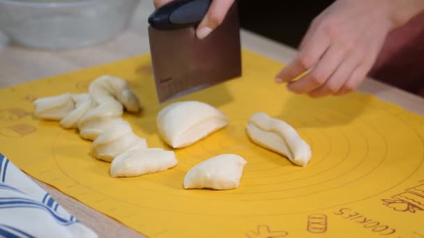 Processen att skära degen att göra skålen matlagning hemmagjord deg. Kocken gör färsk deg. — Stockvideo