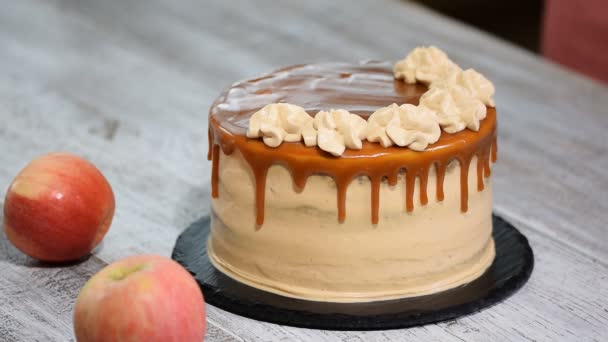 Nahaufnahme einer Frau, die Kuchen dekoriert. Herstellung von Karamell-Apfelkuchen. — Stockvideo