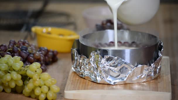 Passo a passo. A fazer bolo de mousse com uvas. Série — Vídeo de Stock