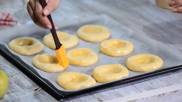 Preparazione di una focaccia aperta fatta in casa Vatrushka, pasta fresca, unge i panini con un uovo . — Video Stock