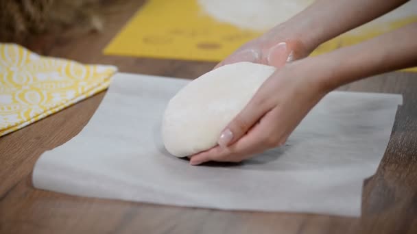 Femme sur la cuisine faire du pain . — Video