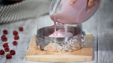 Tatlı ahududu mousse kek yapma.