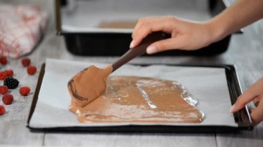 Çikolatalı hamur pasta fırın tepsisine. Çikolata katman kek yapmak.