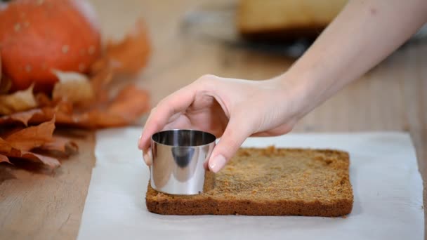 Herstellung von Mini-Kürbiskuchen. Kekse aus dem Teig auf dem Tisch schneiden. — Stockvideo